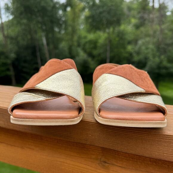 Eric Michael size 8.5 Flip Sandals Camel Suede Metallic Gold Leather Slingback - Picture 3 of 10